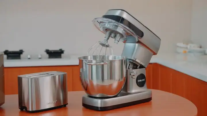 Дәрігер жыныс мүшесі мен аталық безін бөлек қойып тұр, бала.